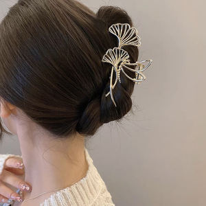 Nouvel arrivage pince creuse à <span class=keywords><strong>queue</strong></span> <span class=keywords><strong>de</strong></span> <span class=keywords><strong>cheval</strong></span> ginkgo <span class=keywords><strong>plaquée</strong></span> or grande griffe à cheveux en feuille métallique - Product Image 1