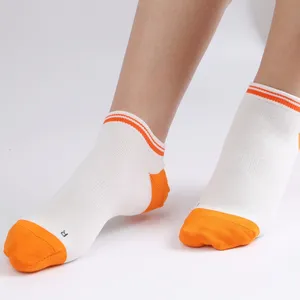 ถุงเท้ากีฬาหุ้มข้อสีสันสดใสถุงเท้าเล่นกีฬาผ้าฝ้ายบาสเก็ตบอลถุงเท้าปรับโลโก้ได้