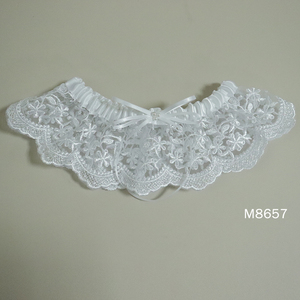 Ceinture de jarretière de mariage M8657 blanche rétro avec bords brodés - Product Image 1
