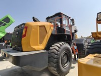 China 5,5 Tonnen Frontlader 855T 170kW Radlader Mittelklasse-Lader mit Kehrbesen und Steinschaufel zum Verkauf