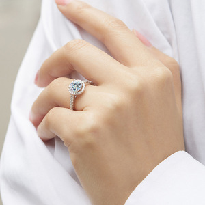 Anillo de Compromiso de Plata de Ley S925 con Baño de Rodio para Mujer, con Engaste de Puntas, Corte Brillante Redondo, Diamante Moissanita de 1.2ct - Product Image 3