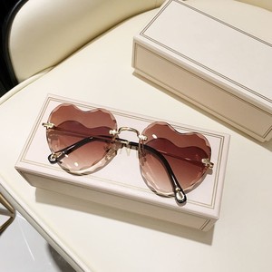 Gafas de sol sin montura para mujer, anteojos de sol femeninos <span class=keywords><strong>con</strong></span> forma de corazón, a la moda, 2022 - Product Image 2
