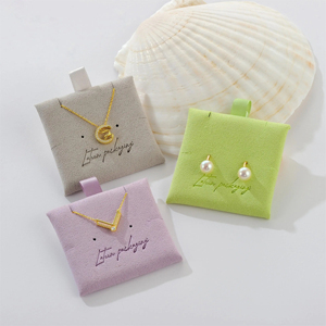 Carte de présentation personnalisée en microfibre pour bijoux (boucles d'oreilles, colliers) – Emballage en microfibre pour bijoux fins - Product Image 2