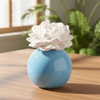 Diffuseur de parfum d'ambiance artisanal en porcelaine, motif fleur de jasmin, avec huiles essentielles et bâtonnets en céramique