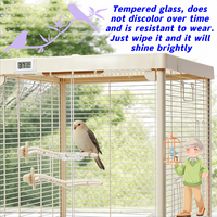 Une grande cage à oiseaux luxueuse en métal avec des roues transparentes et mobiles pour un transport facile, adaptée aux perroquets