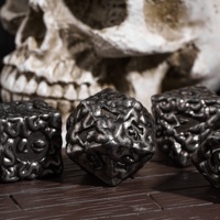 Ensemble de 7 dés polyédriques en métal avec logo personnalisé, faits à la main et durables pour les jeux de rôle D&D