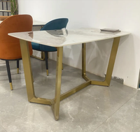 Italienischer Quadratischer Esstisch aus Gesintertem Stein Luxuriöse Basis für 4-6 Personen für Zuhause Hotel Restaurant