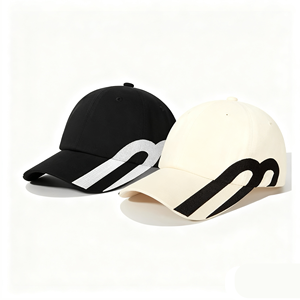 Gorra de Béisbol Minimalista Personalizada con Bordado de Letras Abstractas de Gran Tamaño, Gorra Deportiva de 6 Paneles con Visera Curva en Negro y Crema - Product Image 2