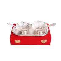 Ensemble de bols plaqué argent avec plateau en relief et 2 cuillères Article cadeau Diwali disponible à des prix nominaux et raisonnables pour la vente