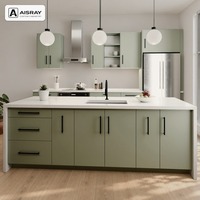 Ensemble de meubles de cuisine sur mesure, portes minimalistes en PVC thermoformé, aménagement en îlot et rangement coulissant, structure en panneaux de particules