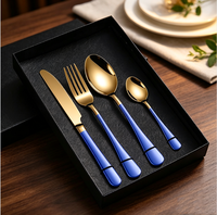 Ensemble de couverts 4 pièces plaqué titane doré, couverts en acier inoxydable 410 avec manche peint en bleu royal dans un coffret cadeau