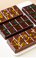 Snacks très vendus, style Dubaï, morceaux et barres à motif de haricots, chocolats, bonbons, biscuits, noix