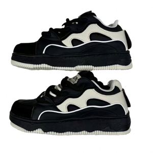 รองเท้าเดินแฟชั่นลำลองแบบสปอร์ตใหม่ปี 2026 สำหรับฤดูใบไม้ผลิ-ฤดูร้อน/ฤดูหนาว พื้นหนา ระบายอากาศได้ดี ผิวผ้าตาข่าย ป้องกันกลิ่น พร้อมพื้นรองรับแรงกระแทก สามารถปรับแต่งได้ - Product Image 1