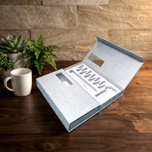 Caja de Embalaje Magnética Rígida y Plana, Reciclable, con Impresión Holográfica UV, Bandeja Interior para 1 Bolígrafo y Agujas - Product Image 1