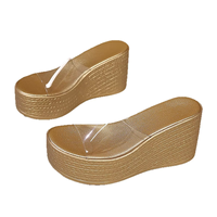 Sandales compensées à enfiler avec empeigne transparente sans couture, design à bride unique et talon compensé texturé doré, plateforme haute
