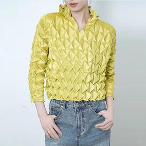 T-shirt plissé gris et noir écologique PY pour femme, manches chauve-souris texturées décontractées, manches 3/4, 100 % polyester, vêtements d'été - Product Image 2