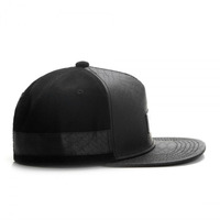 Casquette Snapback pour Hommes, Style Urbain Hip Hop Streetwear, Tenues de Soirée, Logo en Plaque Métallique, Visière Plate, Côtés en Daim, Motif Peau de Serpent Noir