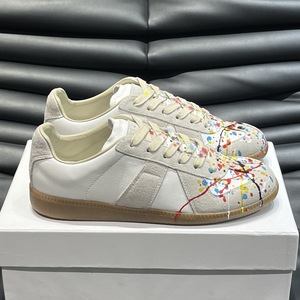 Chaussures de luxe sur mesure en cuir de vachette blanc à lacets, talon moyen, semelle intermédiaire en caoutchouc, style graffiti tendance pour l'automne - Product Image 3