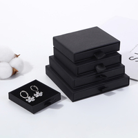 Boîte à bijoux de luxe personnalisée en carton noir écologique et biodégradable avec gaufrage et lamination mate, tiroir coulissant intégré