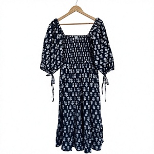 Robe longue en coton smocké à fleurs, col en V, style bohème, tenue d'été pour femme, robe noire imprimée à la main, robe indienne pour soirée en jardin - Product Image 4