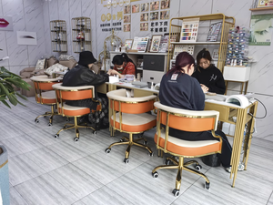 Sillón de Comedor Moderno, Simple y de Lujo para Salón de Uñas, Tapizado en Cuero con Detalles Metálicos Dorados, con Ruedas, en Venta - Product Image 2