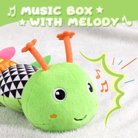 Poupée peluche musicale en forme de chenille pour bébé, jouet sensoriel de croissance, jouet apaisant pour le temps sur le ventre, avec son et texture froissée, avec échelle de mesure de hauteur intégrée