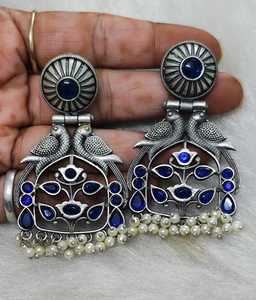 Pendientes Jhumka de pavo real con aspecto plateado, diseño de pavo real, piedras azules y cuentas, pendientes tradicionales Jhumkis para mujeres y niñas - Product Image 3