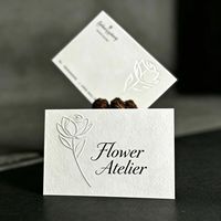 Cartes de visite personnalisées de haute qualité, avec un papier cartonné épais en coton et un effet gaufré pour la conception d'impression.