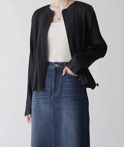 Manteau pour femme noir fin et élégant, plissé, de haute qualité, écologique, respirant, 100% polyester, style minimaliste haut de gamme - Product Image 4