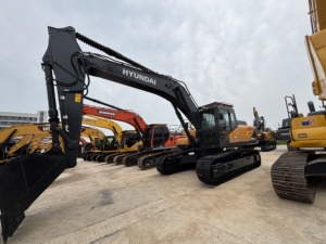 Excavatrice sur chenilles HYUNDAI 305LC-9T d'occasion, bien entretenue, entièrement fonctionnelle, excellent choix pour la construction urbaine et les travaux de terrassement - Product Image 1
