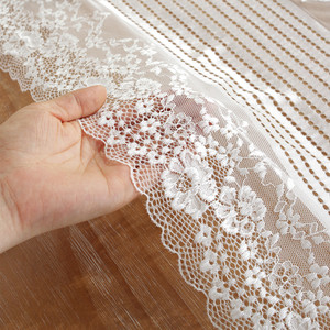 <span class=keywords><strong>Camino</strong></span> <span class=keywords><strong>de</strong></span> <span class=keywords><strong>Mesa</strong></span> Romántico <span class=keywords><strong>de</strong></span> Jacquard Blanco y Negro con Encaje Floral, <span class=keywords><strong>de</strong></span> Lujo y Alta Calidad, <span class=keywords><strong>para</strong></span> Decoración <span class=keywords><strong>de</strong></span> Bodas y Banquetes - Product Image 2
