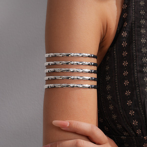 J Fashion Brazalete Abierto Plisado de Acero Inoxidable con Textura Metálica, Multicapa, Elegante y de Alta Gama para Mujer, Ideal para Fiestas - Product Image 1