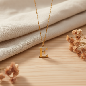 Collana con Ciondolo Lettera E Inni, Placcata in Oro, Acciaio Inossidabile, Charm Minimalista, Gioielli Raffinati da Donna per Uso Quotidiano - Product Image 2