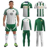 Jersey Sepak Bola Sublimasi Kustom Berkualitas Tinggi Seri Pakaian Olahraga Polyester Bernapas OEM Seragam Tim Sepak Bola Pria