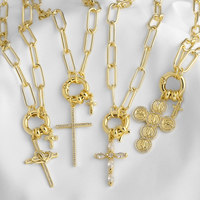 ASJEWELRY Collier en laiton plaqué or avec chaîne trombone et double pendentif croix en zircon cubique, bijou amulette catholique 2608 Nkey59