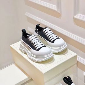 Chaussures de marche décontractées et tendance pour hommes et femmes, style classique, avec plateforme rehaussante, dessus en toile personnalisé, pour l'extérieur, idéales pour l'été - Product Image 1