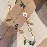 Bracelet empilable en plaqué or 18 carats avec pierres naturelles, motif coccinelle, papillon bleu, trèfle à quatre feuilles, feuille verte Fritillaria, style luxe léger et porte-bonheur