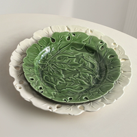 Nouvelle arrivée forme irrégulière conception de feuille verte en relief chou glaçure assiette en céramique ensemble pour événements