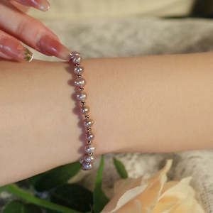 WENCHI สร้อยข้อมือมุกน้ำจืดธรรมชาติสำหรับผู้หญิง คลาสสิก อเนกประสงค์ สีม่วง ดีไซน์หรูหรา ความยาว 17 ซม. ความหนา 5 มม. - Product Image 3