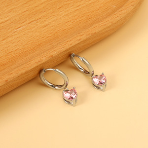 Pendientes de aro en forma de corazón chapados en oro con cristal rosa y engaste de garra para uso diario - Product Image 4