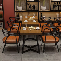 Des tables et des chaises en bois populaires peuvent être utilisées dans les restaurants et les balcons