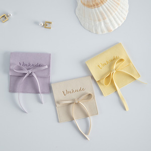 Bolsa de microfibra para joyería con lazo, estilo sobre, con logotipo personalizado al por mayor, para embalaje de joyería de marca. - Product Image 4