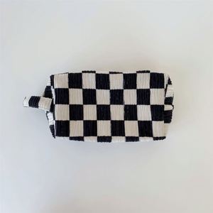 Sac de maquillage noir et blanc de grande capacité, sac de rangement portable, sac cosmétique vintage en velours plissé à imprimé vache, fabriqué en usine BSCI - Product Image 6