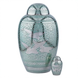 Elegante Urna de Latón Grabada a Mano para Cenizas, Recuerdo Conmemorativo de Axiom Home Accents para sus Seres Queridos, Atemporal - Product Image 1