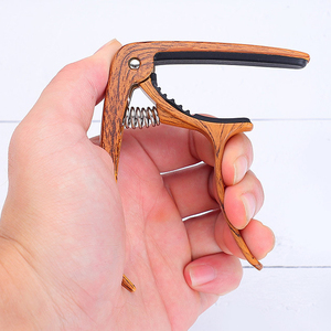 Capo para Guitarra Acústica/Eléctrica de Aleación de Zinc Resistente de Alta Calidad Battle Wolf con Agarre Fuerte - Varios Estilos de Color al por Mayor - Product Image 5