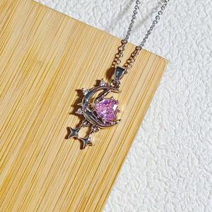 Collier à chaîne de clavicule en zircon plaqué or 18 ct avec pompon exquis en forme de lune et de zircon maillons en acier inoxydable améliorant les bijoux de luxe pour femmes - Product Image 4