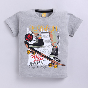 T-shirt pour garçons en coton pur imprimé, couleur gris, avec un design graphique cool sur le thème du skateboard, impression typographique élégante, t-shirt doux - Product Image 1