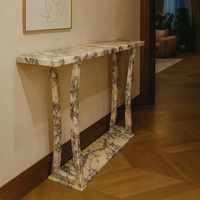 Table console en marbre à pieds profilés uniques, meuble d'entrée en pierre naturelle massif pour l'intérieur de villas modernes