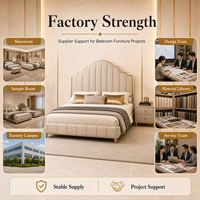 Luxuriöses Modernes Italienisches Muschelförmiges Lederbett mit Goldfarbenem Metallrahmen und Wellendesign für Hotel- und Villenprojekte