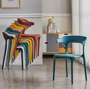 थोक आधुनिक सस्ते डिजाइन घर फर्नीचर कुर्सी फैशन स्टेकयोग्य बैल सींग पूर्ण पीपी प्लास्टिक भोजन कुर्सियां बिक्री के लिए